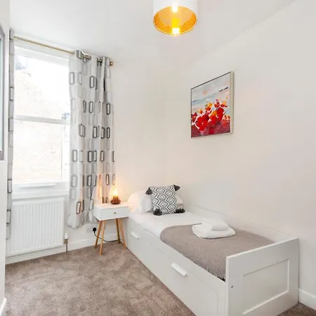 Portland Street With Free Parking *