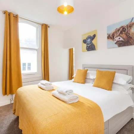 Portland Street With Free Parking Йорк