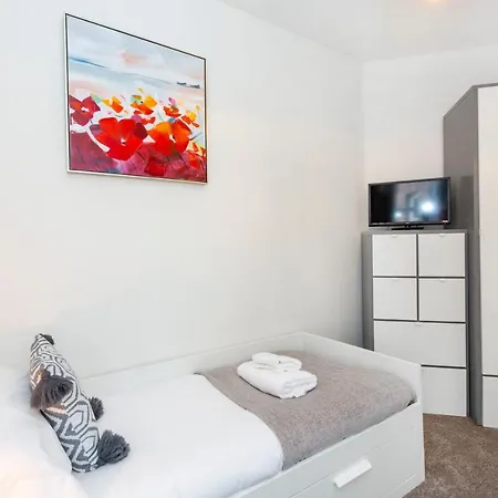 Portland Street With Free Parking *